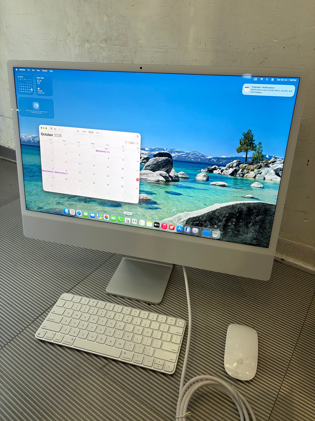 Apple iMac 24" M1 CPU 256GB SSD / 8GB RAM - Like new, w/o box