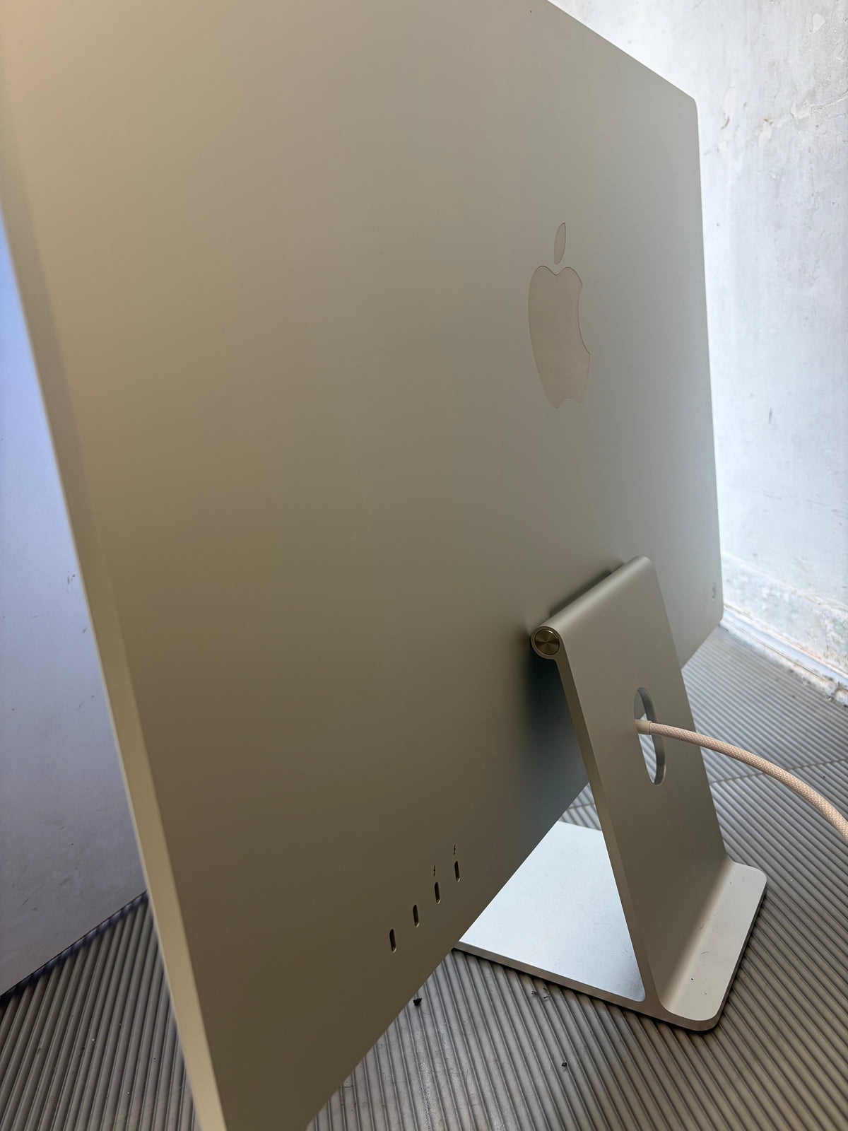 Apple iMac 24" M1 CPU 256GB SSD / 8GB RAM - Like new, w/o box