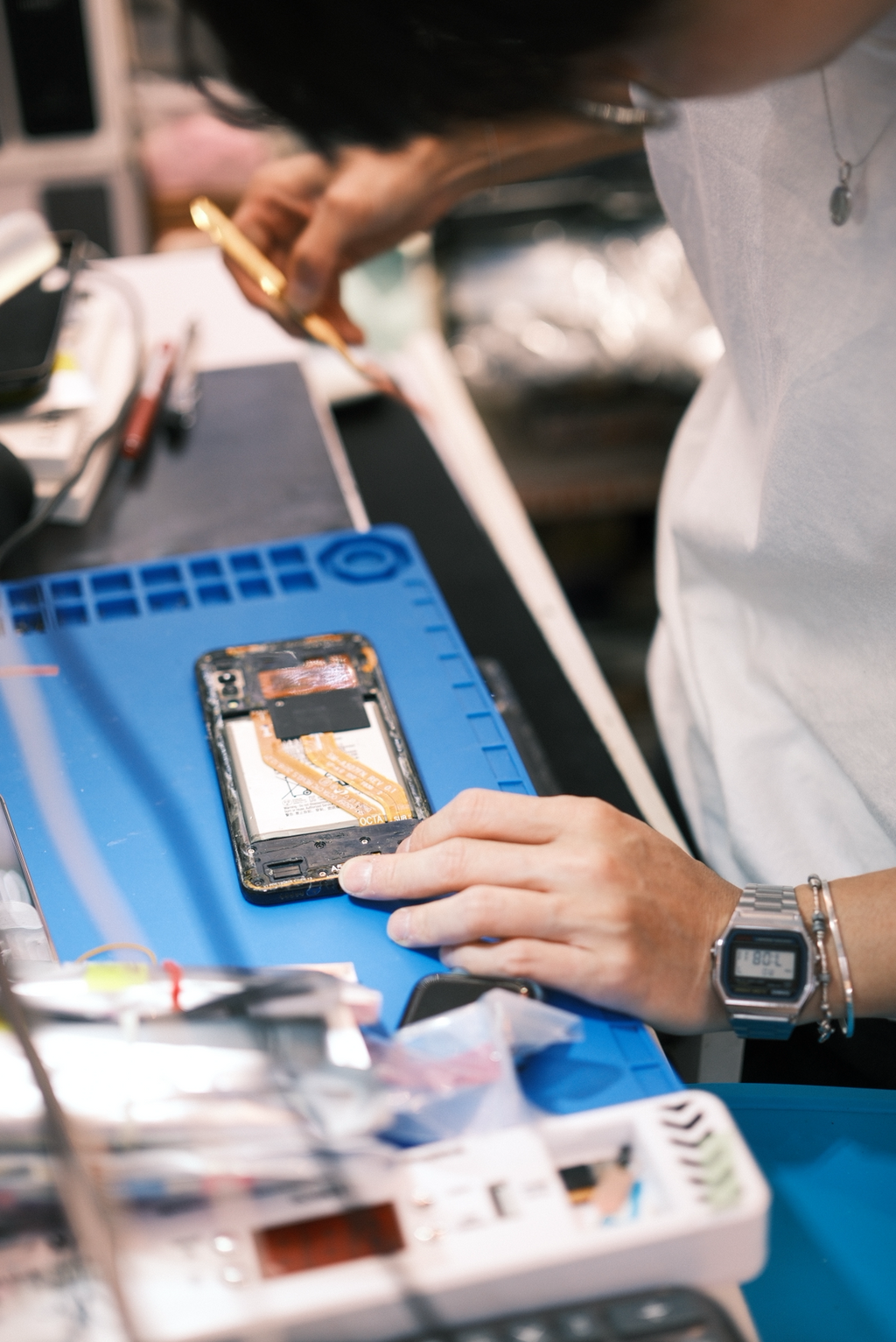 電話維修 -SAMSUNG 電池更換 (原廠零件) Phone Repair - Battery Replacement (Genuine Parts)